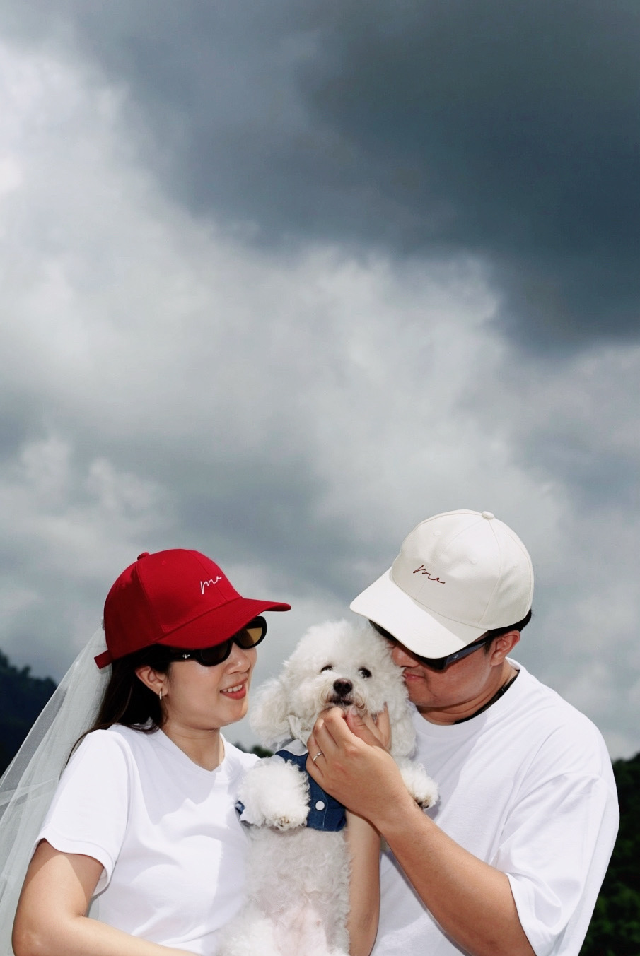 'Kham-pom และ Puen ถ่ายภาพคู่กับน้องหมา