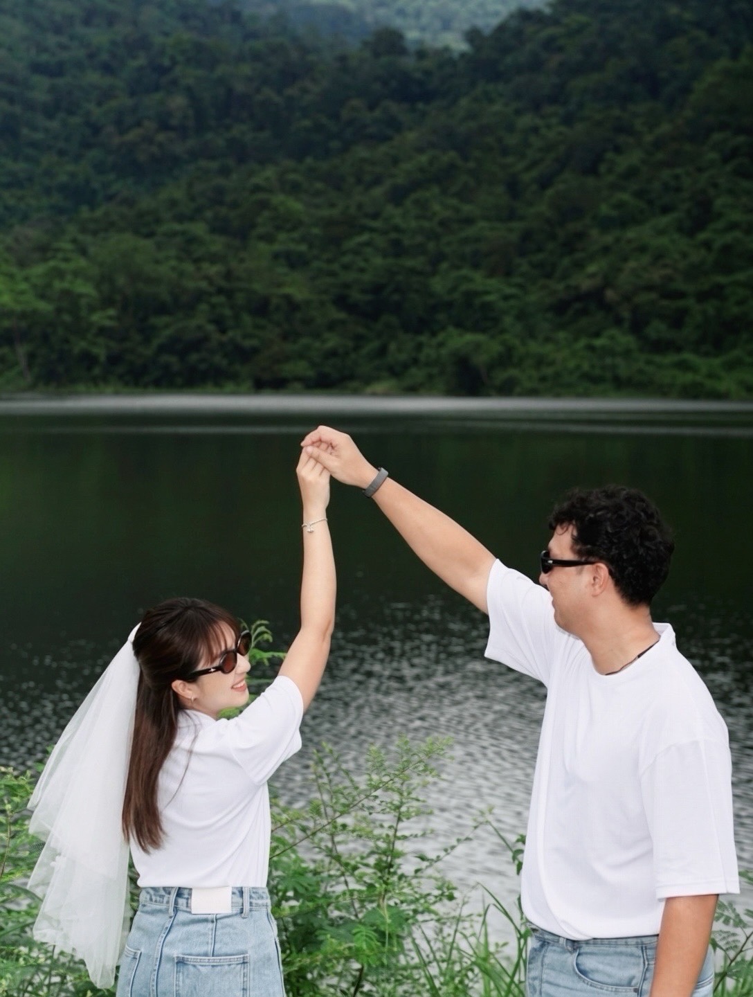 Puen ชูมือของ 'Kham-pom ขึ้นที่ริมทะเลสาบ