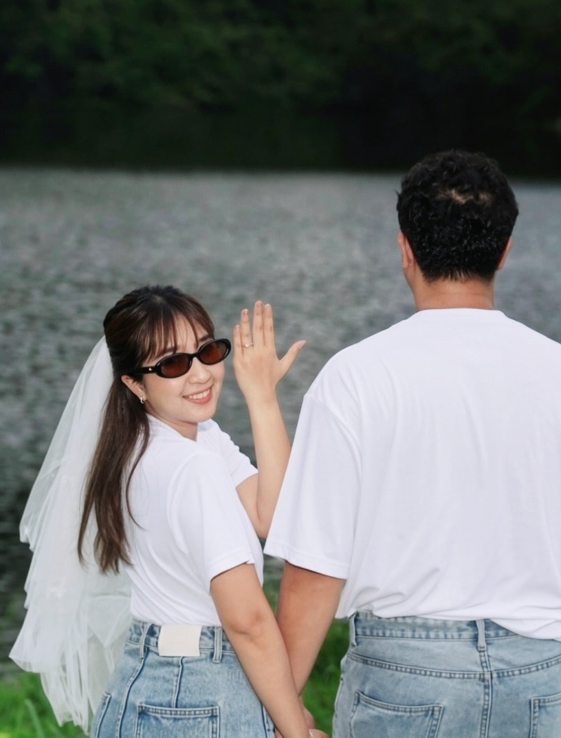 'Kham-pom ยิ้มและโชว์แหวนให้ Puen ที่ริมทะเลสาบ